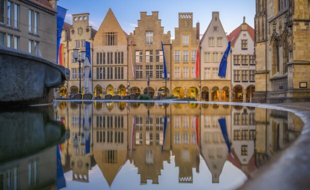 Altstadt von Münster, Spiegelbild von Giebelhäusern am sogenannten Prinzipalmarkt – Deutschland