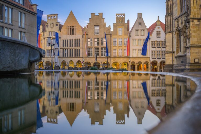 Altstadt von Münster, Spiegelbild von Giebelhäusern am sogenannten Prinzipalmarkt – Deutschland